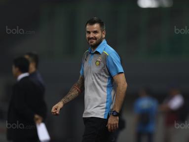 Pelatih Bhayangkara, Simon McMenemy saat melawan Persib Bandung. Bhayangkara saat ini berada pada peringkat pertama klasemen dengan  memiliki 56 poin. (Bola.com/Nicklas Hanoatubun)