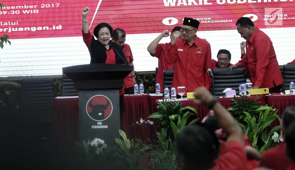 Ketum PDIP Megawati Soekarnoputri memberi pidato saat acara pengumuman nama pasangan cagub-cawagub PDIP di Kantor DPP PDIP, Jakarta, Minggu (17/11). Megawati mengumumkan pasangan cagub-cawagub Riau, Sultra, NTT dan Maluku . (Liputan6.com/Faizal Fanani)