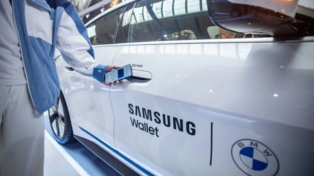 Penggunaan Samsung Wallet untuk membuka kunci mobil
