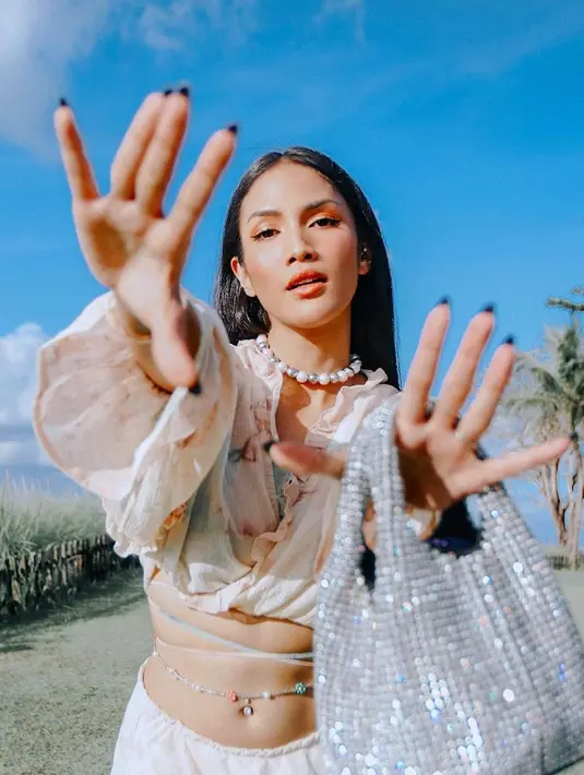 Aulia Sarah tampil memukau dengan cropped top bernuansa summer super cantik. Ia memamerkan area perutnya dipadu celana berwarna putih. [Foto: Instagram/owliasarah]