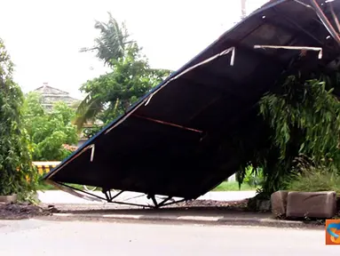 Citizen6, Pantura: Akibat angin puting beliung membuat sebuah baliho yang berada di jalur Pantura, Desa Bugel Patrol, Indramayu roboh. (Pengirim: Tresna)