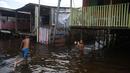 <p>Anak-anak bermain di jalan yang dibanjiri oleh naiknya sungai Negro di Iranduba, negara bagian Amazonas, Brasil, Senin (23/5/2022). Wilayah Amazon sedang dilanda banjir dengan 35 kotamadya yang menghadapi salah satu banjir terburuk mereka dalam beberapa tahun dan permukaan air diperkirakan akan meningkat selama beberapa bulan mendatang. (AP Photo/Edmar Barros)</p>