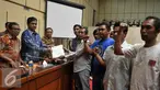 Wakil Ketua Komisi IV Viva Yoga Mauladi (kedua kiri) menerima perwakilan nelayan di Kompleks Parlemen, Senayan, Jakarta, Kamis (28/04). Mereka melaporkan bahwa masih berlangsung aktifitas pengerukan pasir laut di Serang, Banten (Liputan6.com/Johan Tallo)