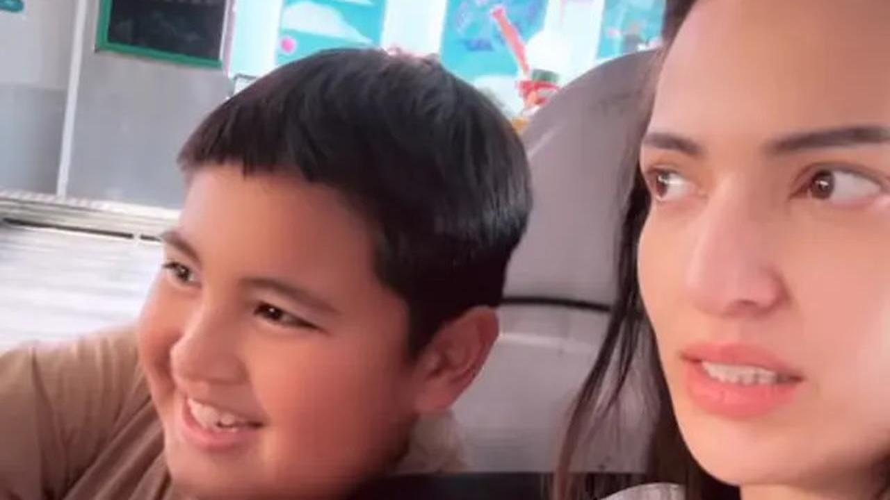 Potret Cantik Nia Ramadhani dengan Bare Face Rayakan Ultah Mainaka di Hongkong