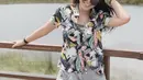 Gadis cantik yang sekarang sudah berusia 19 tahun ini tampak bahagia saat liburan ke Pulau Belitung. Menggunakan kemeja pantai dengan motif warna-warni, penampilannya semakin lengkap dengan kacamata hitam dan topi ikonik bergambar mangkok mie ayam. (Liputan6.com/IG/faynabilalxndr)