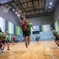 Pemain Timnas Basket Indonesia, Muhammad Arighi (tengah kiri)&nbsp;berusaha mencetak poin saat pemusatan latihan Timnas Basket Indonesia untuk SEA Games 2023 Kamboja di GBK Arena, Senayan, Jakarta, Rabu (03/05/2023). (Bagaskara Lazuardi)