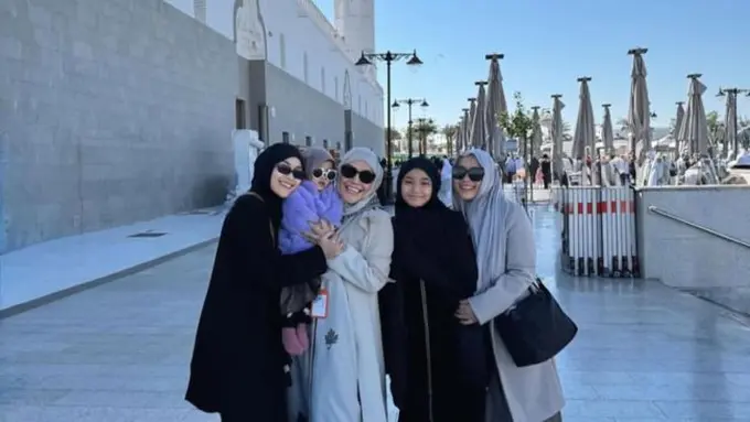 Potret Ayu Ting Ting Umrah Bareng Keluarga (credit: https://www.instagram.com/ayutingting92/)