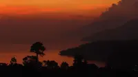 Pemandangan Danau Toba saat sore menjelang malam (Reza Efendi/Liputan6.com)