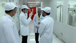 Presiden Joko Widodo atau Jokowi (kedua kiri) meninjau fasilitas produksi dan pengemasan di PT Bio Farma, Bandung, Jawa Barat Selasa (11/8/2020).  Jokowi menggunakan pakaian lengkap penelitian untuk melihat Laboratorium Bio Farma. (Foto: Biro Pers Kepresidenan)