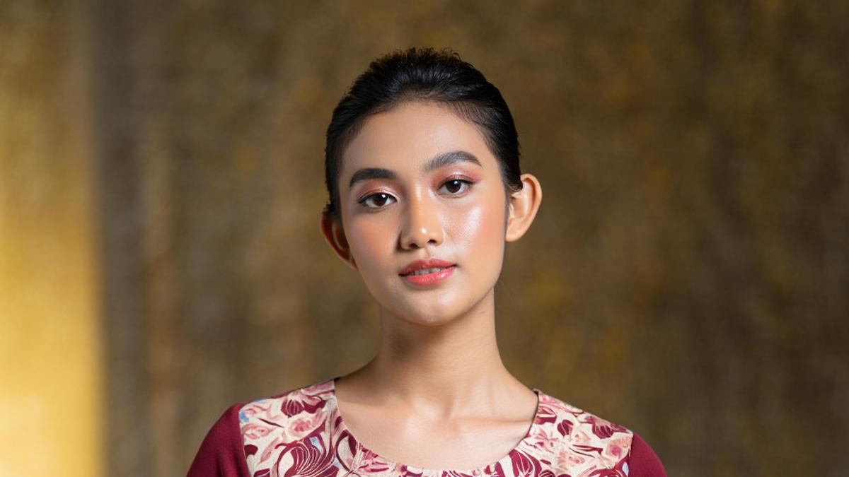 7 Model Dress Batik Modern Kerah Bulat Kombinasi Kain Polos Elegan 2025, Tampil Anggun Seharian