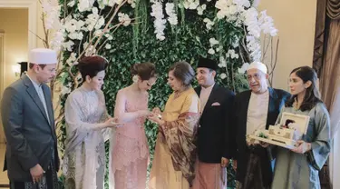 Momen pertunangan yang digelar Minggu (7/7/2019) ini jadi momen membahagiakan bagi Tsamara Amany, karena dirinya sekarang sudah tidak akan menjanda lagi, karena setelah pertunangan pasti akan menentukan pernikahan kelak dengan Ismail Fajrie Alatas. (Liputan6.com/IG/tsamaradki)