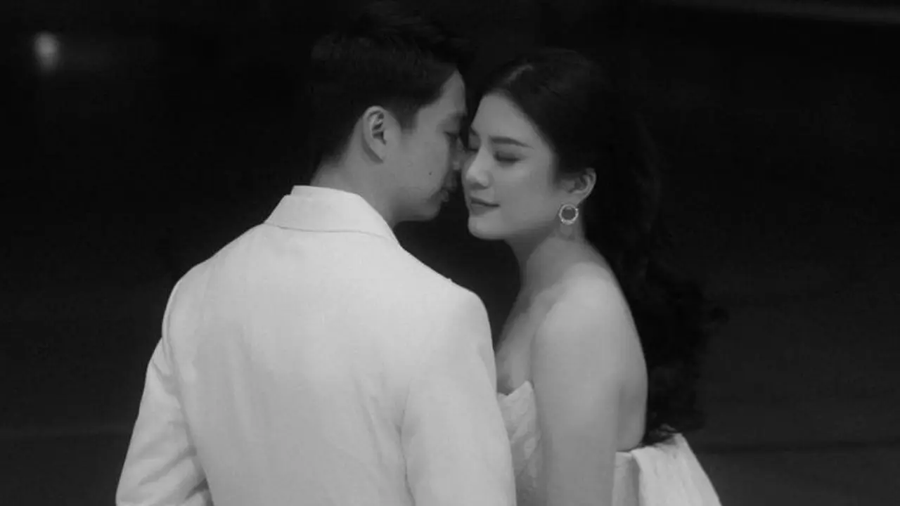 Valencia Tanoesoedibjo dan Kevin Sanjaya dalam foto prewedding hitam putih,sebelum mereka menikah di Paris