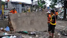 Petugas dari dinas pekerjaan umum membongkar puluhan bangunan liar di dekat stasiun Tebet, Jakarta, Selasa (19/8/14). (Liputan6.com/Miftahul Hayat)