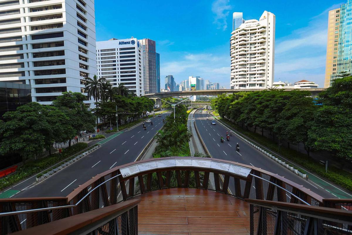 FOTO: Ibukota Jakarta Sepi di Bawah Langit Biru
