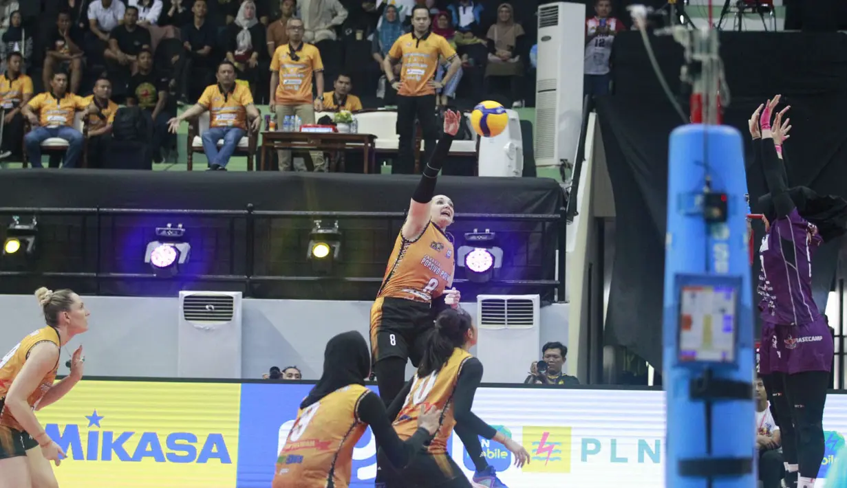 <p>Pemain Jakarta Popsivo Polwan, Irina Voronkova melompat untuk melepaskan spike saat menghadapi Jakarta BIN pada laga putaran pertama final four PLN Mobile Proliga 2024 di GOR Bung Tomo, Surabaya, Minggu (7/7/2024). Jakarta Popsivo Polwan kalah 0-3 (13-25, 35-37, 24-26). (Dok. PBVSI)</p>