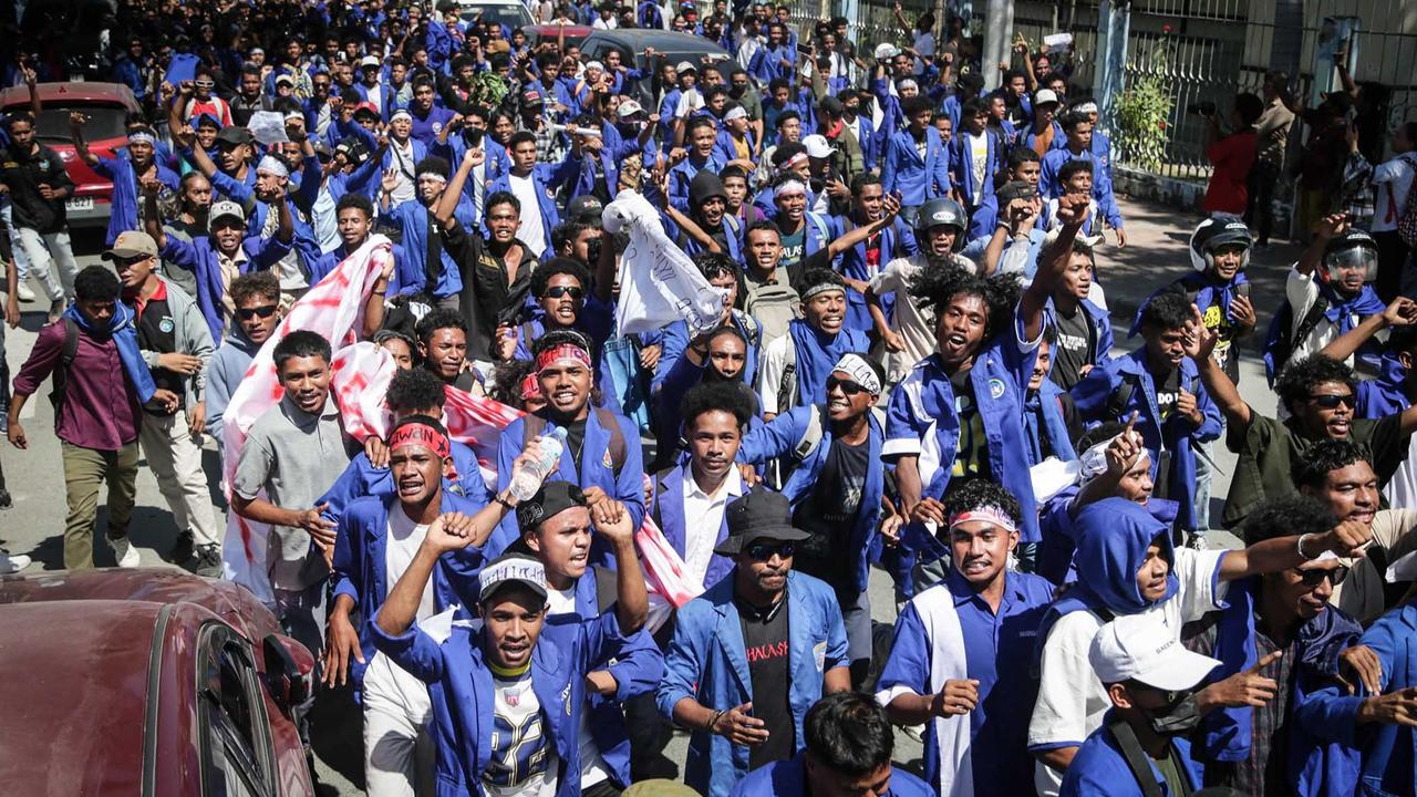 FOTO: Demo Hari Kedua, Mahasiswa Timor Leste Bentrok dengan Polisi