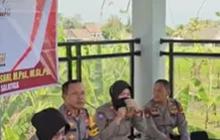 Potret Kapolres Perempuan 'si Anak Kolong' Dengar Curhatan Warga di Tengah Sawah, Anginnya Sepoi-sepoi Masalah Langsung Hilang