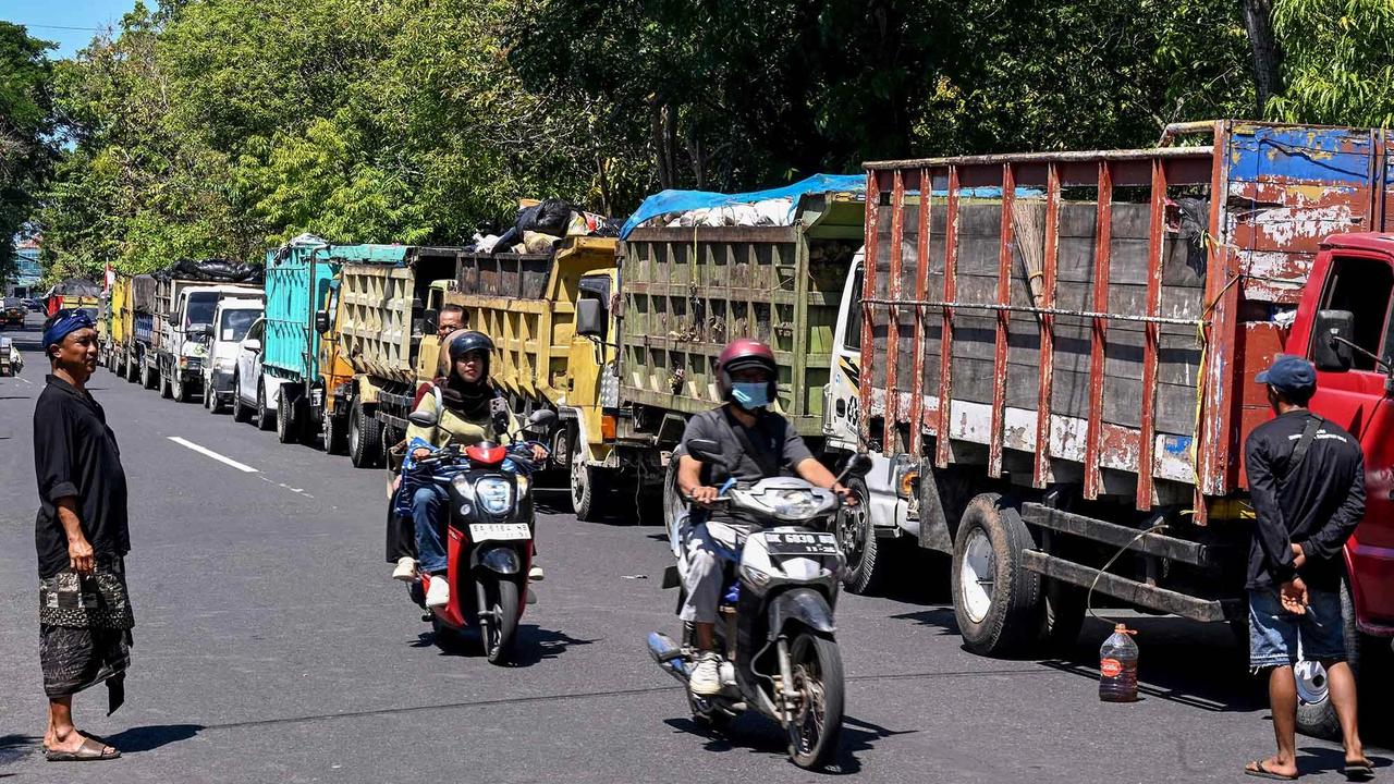 FOTO: Ratusan Truk Sampah Datangi Kantor Lingkungan Hidup Bali Nusra