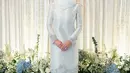 Penampilan tak terlupakan dari Anisha Rosnah pakai baju kurung putih saat pengajian menjelang pernikahannya dengan Pangeran Abdul Mateen. Baju kurung super cantik dengan bordir-bordir berpayet di bagian ujungnya, dipadu Anisha Rosnah dengan hijab putih polos. [Foto: Instagram/tehfirdaus]