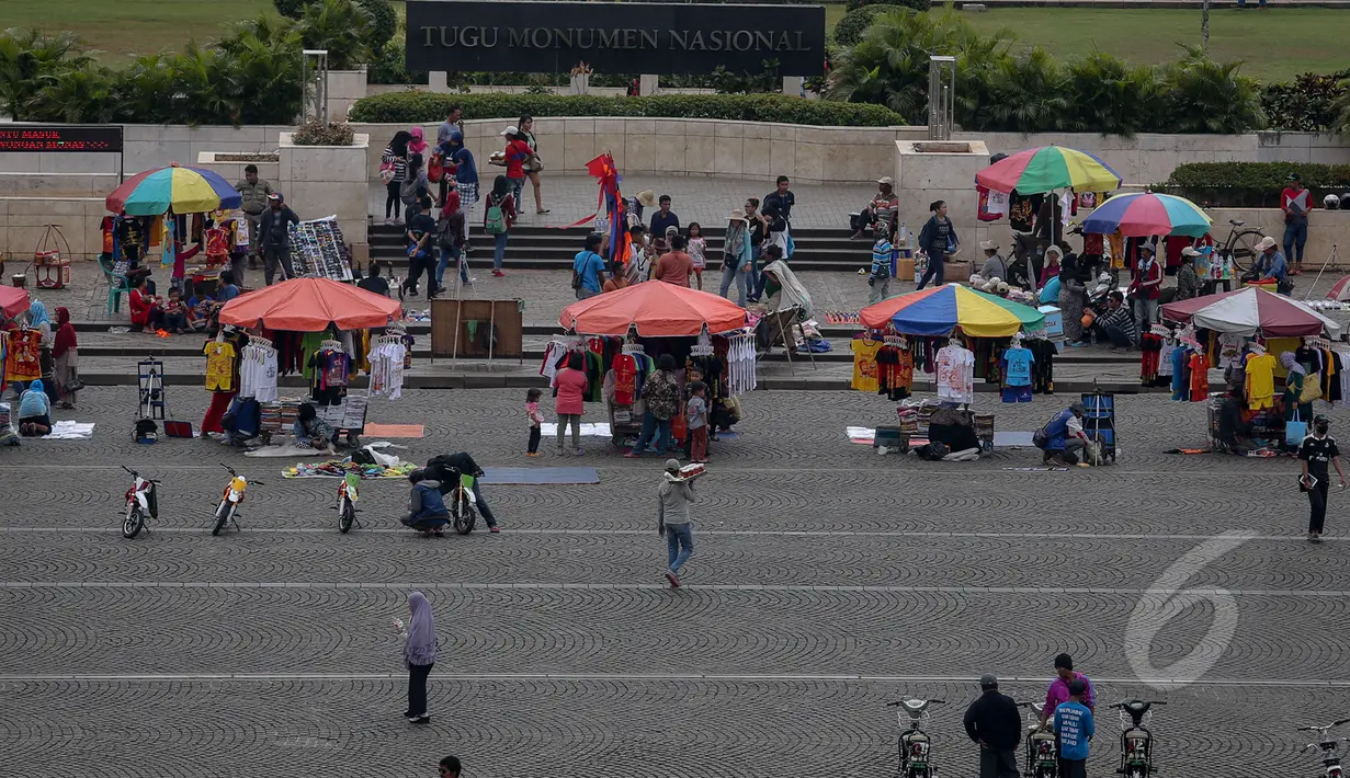Suasana kawasan Monas saat libur Kenaikan Isa Almasih, Jakarta, Rabu (14/5/2015). Tampak sejumlah pedagang kaki lima menjajakan barang dagangannya di kawasan Monas. (Liputan6.com/Faizal Fanani)