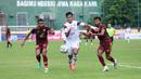 Dua pemain PSM Makassar, Yance Sayuri (kanan) dan Yakob Sayuri berusaha mengadang laju pemain Arema FC, Muhammad Rafli pada laga BRI Liga 1 2022/2023 di Stadion PTIK, Jakarta, Sabtu (4/2/2023). PSM Makassar menang dengan skor 1-0. (Bola.com/M Iqbal Ichsan)