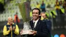 Unai Emery merupakan pelatih tersukses di ajang Liga Europa. Pelatih asal Spanyol itu telah mengoleksi 4 trofi Liga Europa, yaitu tiga kali bersama Sevilla dan satu kali bersama Villarreal pada musim 2020/2021. Emery sukses menyabet gelar juara usai anak asuhnya berhasil mengalahkan Manchester United di partai final. (AFP/Pool/Maja Hitij)