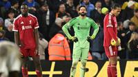 Tiga palang pertahanan Liverpool, Ibrahima Konate, Alisson Becker, dan Virgil van Dijk, tampak kecewa setelah gagal mempertahankan keunggulan saat bertandang ke Elland Road, markas Leeds United, pada pekan ke-15 Premier League 2025/2026, Sabtu (6/12/2025) malam WIB. Liverpool harus puas bermain imbang 3-3 dengan Leeds United. (Oli SCARFF / AFP)
