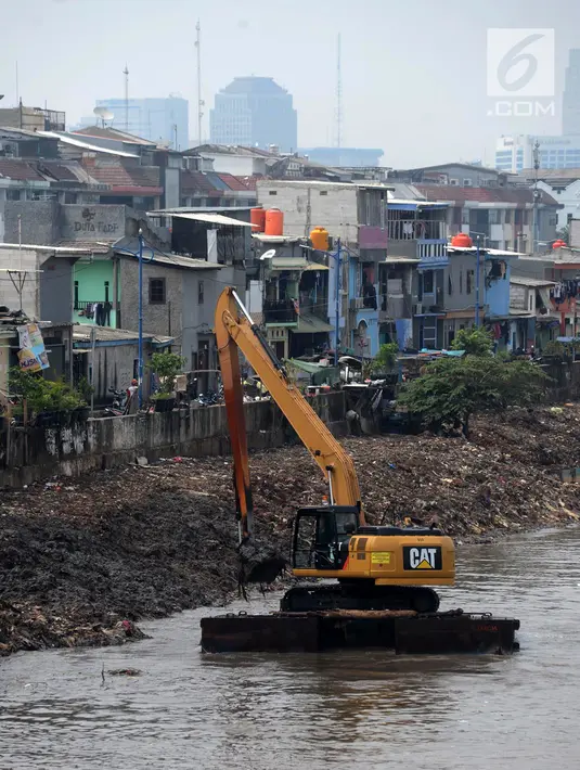 Suasana saat alat berat mengeruk endapan material lumpur dari Kanal Banjir Barat di Kawasan Roxy, Jakarta, Sabtu (21/4). Selain mencegah pendangkalan, pengerukan juga dilakukan untuk mengantisipasi banjir. (Merdeka.com/Imam Buhori)