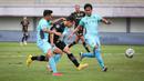Pemain Dewa United, Egy Maulana Vikri mencetak gol ke gawang Madura United saat laga lanjutan BRI Liga 1 2022/2023 di Indomilk Arena, Tangerang, Kamis (2/2/2023). (Bola.com/Bagaskara Lazuardi)