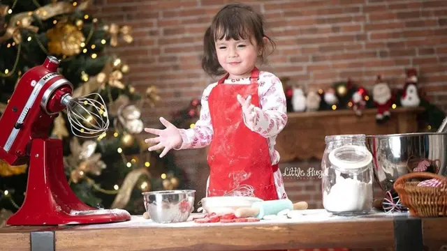Potret Gemas Chloe Anak Asmirandah saat Bikin Adonan Kue, Gayanya Bak Chef Profesional