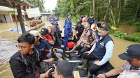 Menteri Sosial Saifullah Yusuf merespons cepat banjir Pandeglang dengan menyalurkan berbagai bantuan bagi para korban terdampak, Jumat (6/12/2024) (Istimewa)