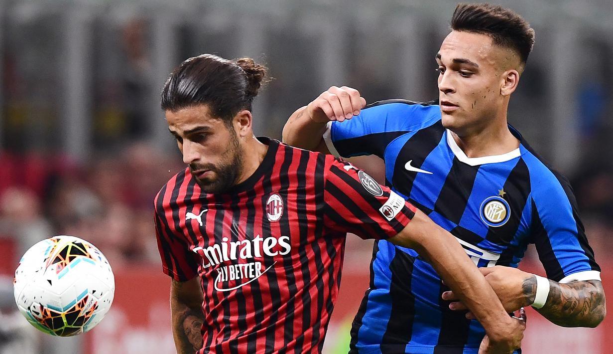 Bek AC Milan, Ricardo Rodriguez (kiri) berebut bola dengan striker Inter Milan, Lautaro Martinez pada laga Liga Italia 2019/2020 di San Siro Stadium, Milan (21/9/2019). Ricardo Rodriguez yang sejak awal musim 2020/2021 membela Torino, didatangkan AC Milan dari VfL Wolfsburg pada awal musim 2017/2018. Bertahan hingga tengah musim 2019/2020, ia total tampil dalam 93 laga dengan torehan 4 gol dan 5 assist. Bersama Timnas Swiss ia telah mengoleksi 108 caps dengan torehan 9 gol dan 11 assist. (AFP/Miguel Medina)