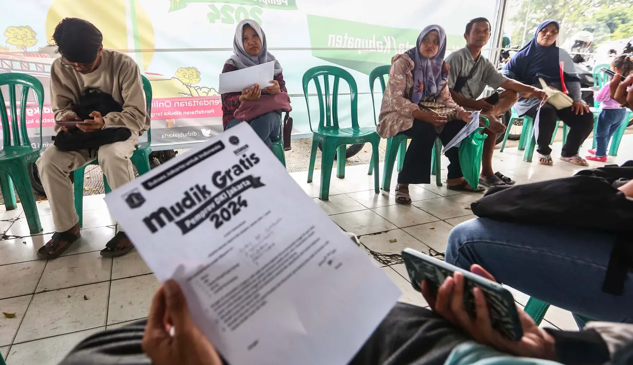 Pemprov DKI Jakarta juga menerjunkan 469 unit bus yang akan mengantar penumpang mudik dan balik lebaran Idul Fitri 2024, dengan rincian 259 mudik lebaran dan 210 untuk arus balik. (Liputan6.com/Angga Yuniar)