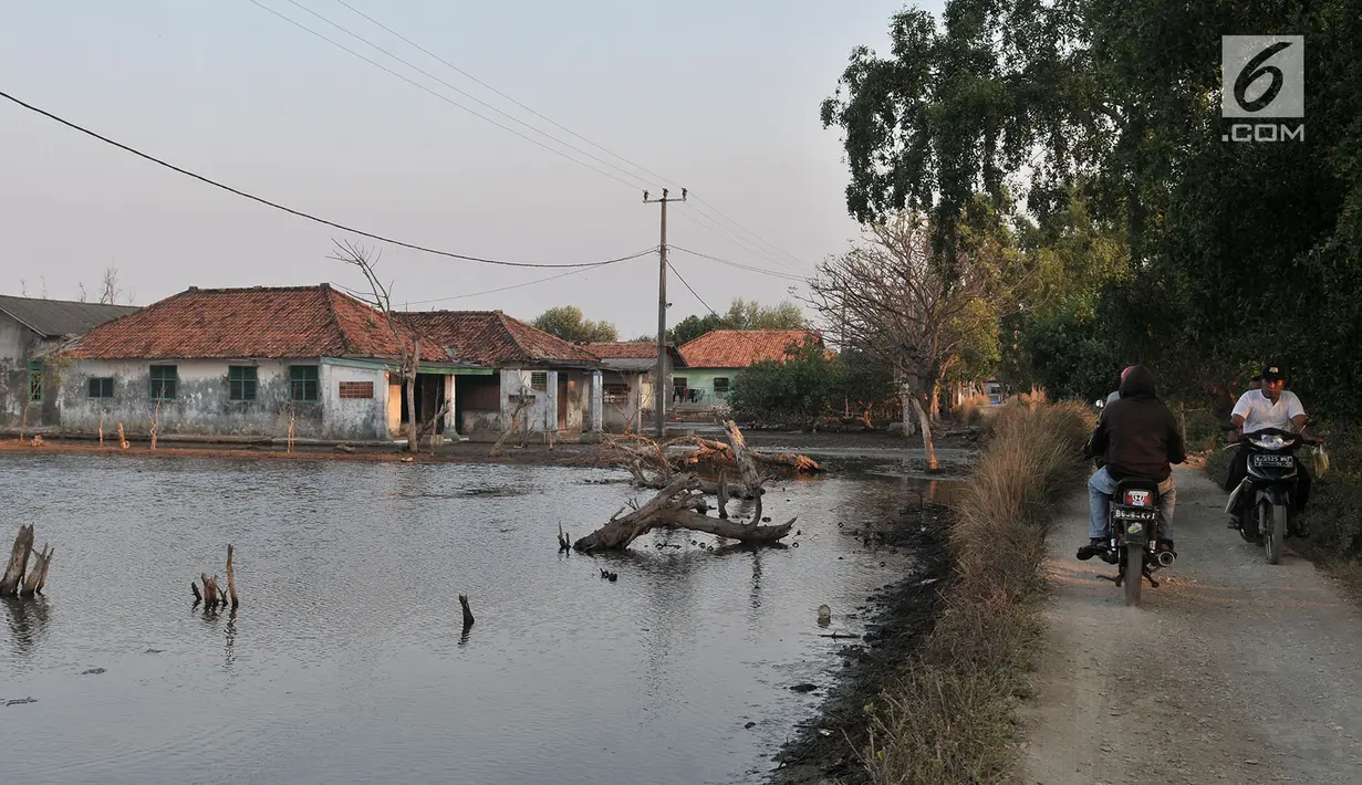 Sebagian warga tetap bertahan meski rumah mereka sudah tidak layak huni karena bingung harus pindah ke mana lagi. Saat ini di Kampung Beting banyak dijumpai rumah-rumah rusak tak berpenghuni serta sarana umum seperti masjid dan dua gedung sekolah dasar rusak dan kotor. (merdeka.com/Iqbal S Nugroho)