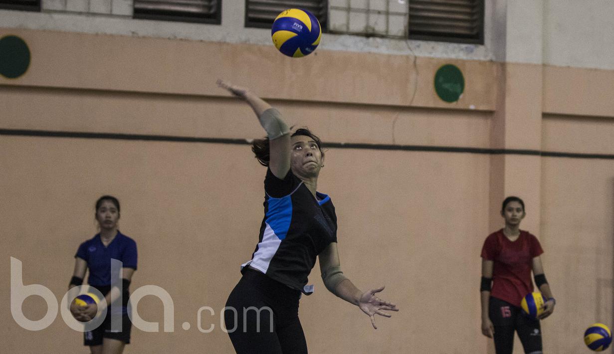 Pevoli Indonesia, Yolla Yuliana, bersiap memukul bola saat mengikuti pemusatan latihan nasional jelang SEA Games di Padepokan Voli Sentul, Bogor, Rabu (17/5/2017). (Bola.com/Vitalis Yogi Trisna)