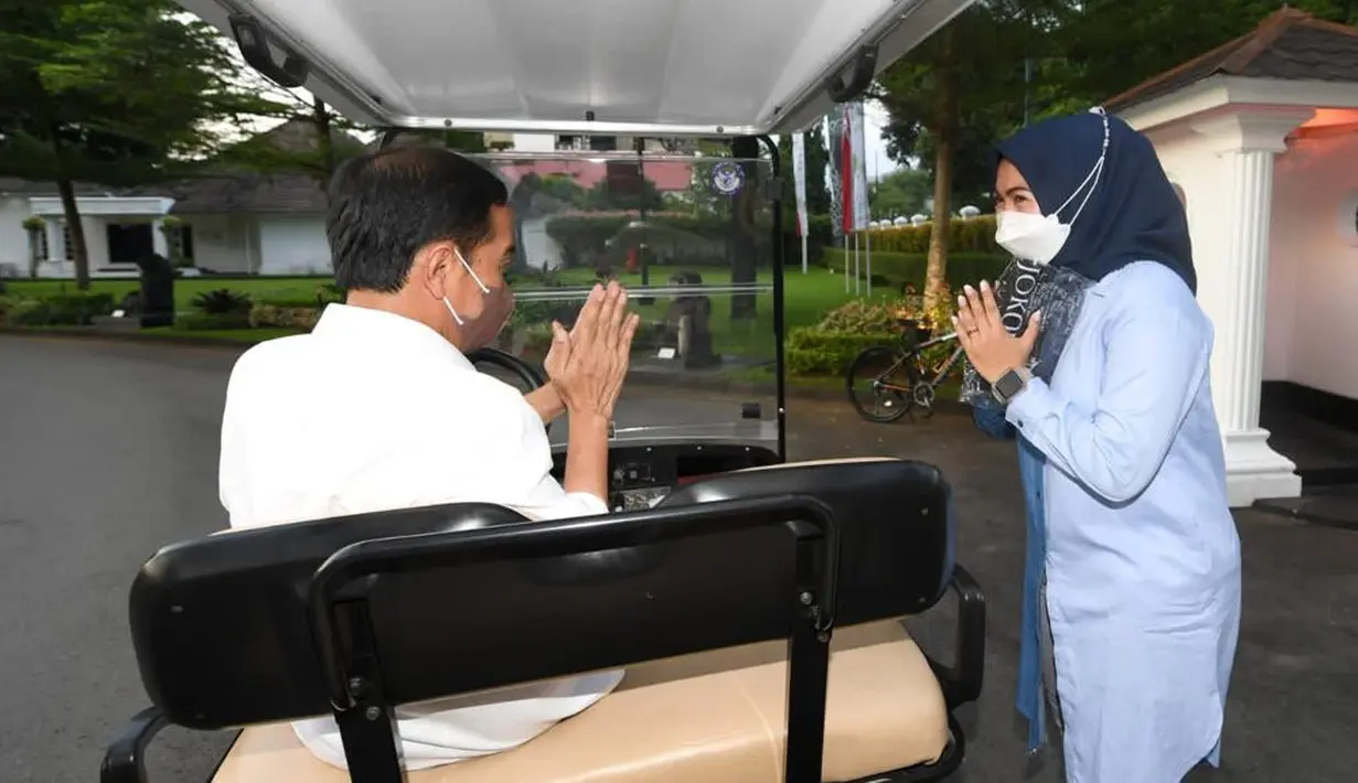 <p>Presiden Joko Widodo atau Jokowi mengemudikan mobil golf sambil menyapa masyarakat yang berada di area sekitar Istana Kepresidenan Yogyakarta pada Selasa 3 Mei 2022. Pada hari kedua lebaran, Jokowi bermain bersama cucu-cucunya di halaman Istana Kepresidenan. (Foto: Lukas - Biro Pers Sekretariat Presiden)</p>