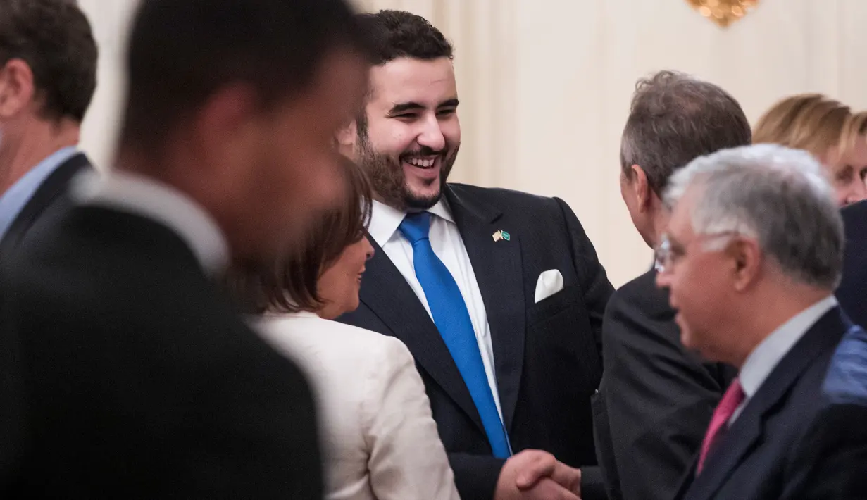 Duta Besar Arab Saudi untuk AS, Pangeran Khalid bin Salman bin Abdulaziz menghadiri buka puasa bersama di Gedung Putih, Washington, Rabu (6/6). Ini adalah acara buka puasa pertama yang digelar selama Donald Trump menjadi Presiden AS. (AP/Andrew Harnik)