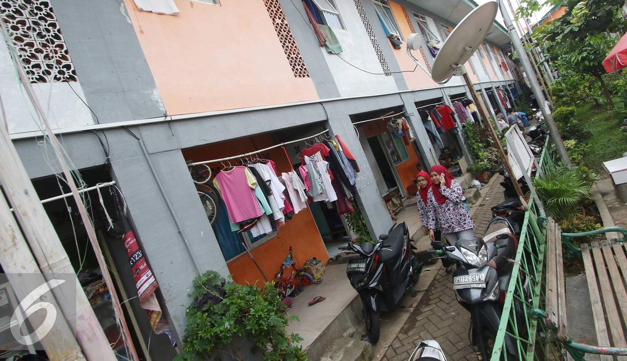Warga beraktivitas di Kampung Deret Petogogan, Jakarta Selatan, Selasa (12/7). Wagub DKI Jakarta Djarot Saiful Hidayat akan memprioritaskan pembangunan rusun dan program kampung deret pada tahun 2017 mendatang. (Liputan6.com/Immanuel Antonius)