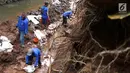 Petugas membongkar dinding turap di saluran air kawasan Pancoran, Jakarta, Senin (28/1). Pembongkaran dilakukan untuk mengganti batu penahan turap guna mencegah kelongsoran selama musim hujan. (Liputan6.com/Immanuel Antonius)