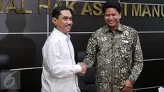 Kepala BNPT Komjen Suhardi Alius berjabat tangan dengan Ketua Komnas HAM, Imdadun Rahmat ketika mendatangi kantor Komnas HAM di Jakarta, Rabu (3/8). Kedatangan Suhardi guna membahas penanggulangan terorisme dan HAM. (Liputan6.com/Johan Tallo)