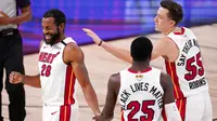 Pebasket Miami Heat, Andre Iguodala (nomor 28), merayakan kemenangan atas LA Lakers pada final NBA di Lake Buena Vista, Fla. (AP Photo/Mark J. Terrill)