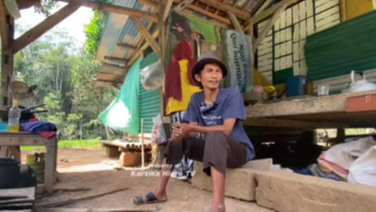 Memilih Hidup di Tengah Hutan dengan Rumah Sederhana, Pasangan Suami Istri Ini Ternyata Buka Orang Sembarangan