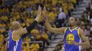 Pemain Golden State Warriors, David West (kiri) memberikan tos kepada rekannya Kevin Durant (35) saat melawan Utah Jazz pada gim keempat playoff NBA di Salt Lake City, Senin (8/5/2017). Warriors menang 121-95.  (AP/Rick Bowmer)