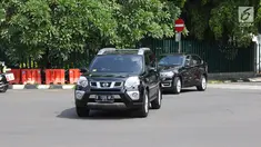 Rombongan mantan Presiden Amerika Serikat, Barack Obama meninggalkan Hotel Mandarin Oriental menuju Bandara Halim Perdanakusuma, Jakarta, Minggu (2/7). Obama dan keluarga mengakhiri masa liburannya di Indonesia pada siang ini (Liputan6.com/Angga Yuniar)