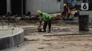 Pekerja menyelesaikan proyek revitalisasi Taman Christina Martha Tiahahu  di kawasan Blok M, Jakarta, Kamis (7/7/2022). Taman Martha Tiahahu yang sedang direvitalisasi ini mengusung konsep ruang publik yang mendukung gerakan literasi. (Liputan6.com/Johan Tallo)