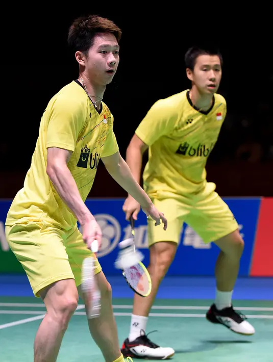 Pasangan Kevin Sanjaja Sukamuljo dan Marcus Feraidi Gideon saat berhadapan dengan tuan rumah, Takuto Inoue/Yuki Kaneko di Japan Open 2017 di Tokyo, Jepang, (24/9). Kevin/Marcus menang dengan skor 21-12 dan 21-15. (AFP Photo/Toru Yamanaka)