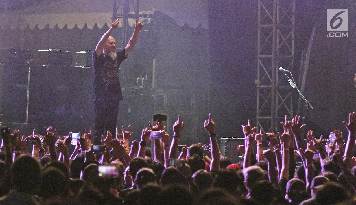 Pemain keyboard band beraliran metal progresif Dream Theater, Jordan Rudess menyapa penonton usai tampil di hari kedua JogjaRockarta International Music Festival 2017 di Stadion Kridosono, Jogjakarta, Sabtu (30/9). (Liputan6.com/Herman Zakharia)