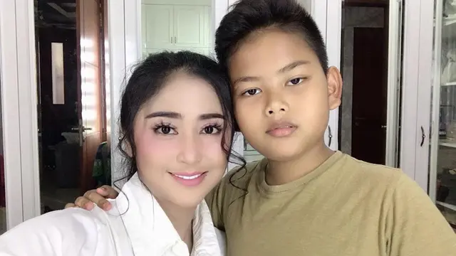 Dewi Perssik dan Anak Angkatnya