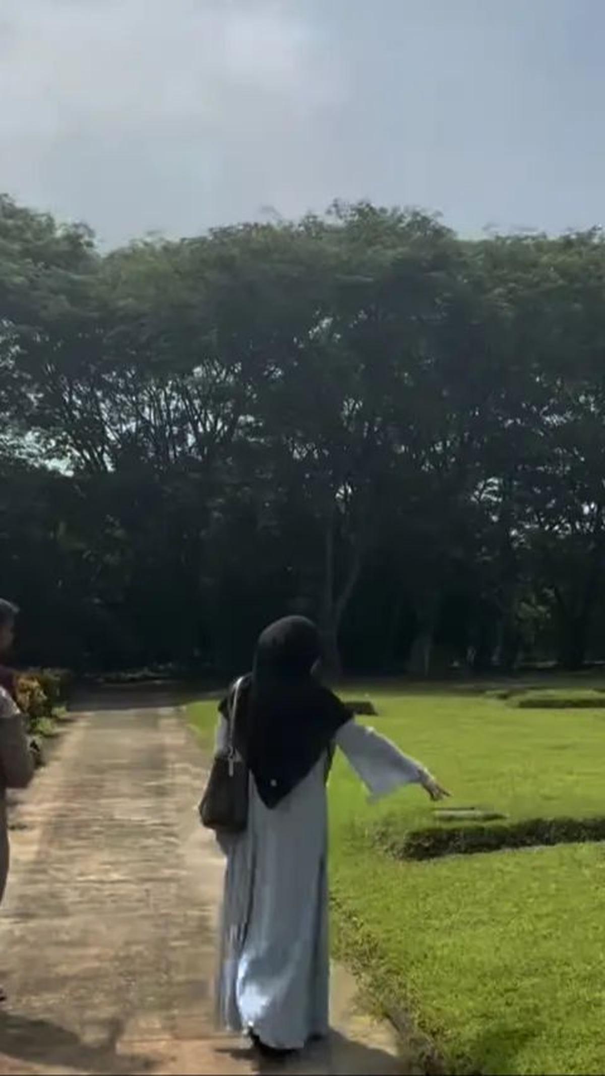Saat tiba di San Diego Hills, Clara Shinta langsung bertemu dengan beberapa orang dan menuju galeri sales.