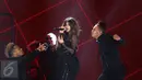 Penampilan aktraktif Selena Gomez di hadapan ribuan Selenator dalam konser Revival Tour di Indonesia Convention Exhibition (ICE) BSD City, Tangerang, Sabtu (23/7). Selena melantukan 18 lagu dalam 90 menit durasi konser. (Liputan6.com/Herman Zakharia)